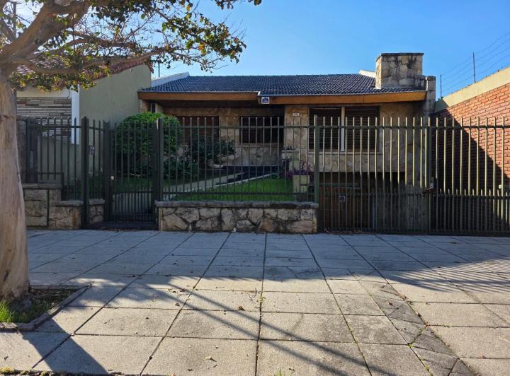 Casa · 200m² · 5 Ambientes · 3 Cocheras