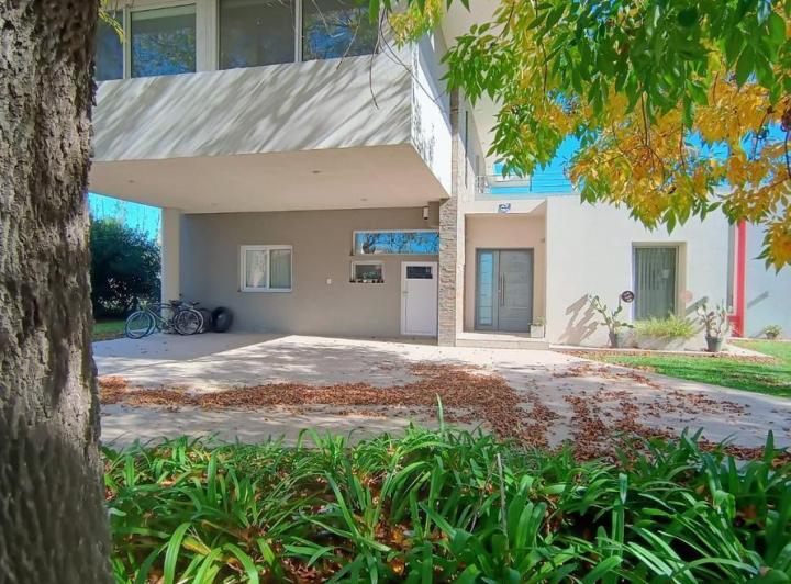 Casa · 370m² · 4 Ambientes · 2 Cocheras