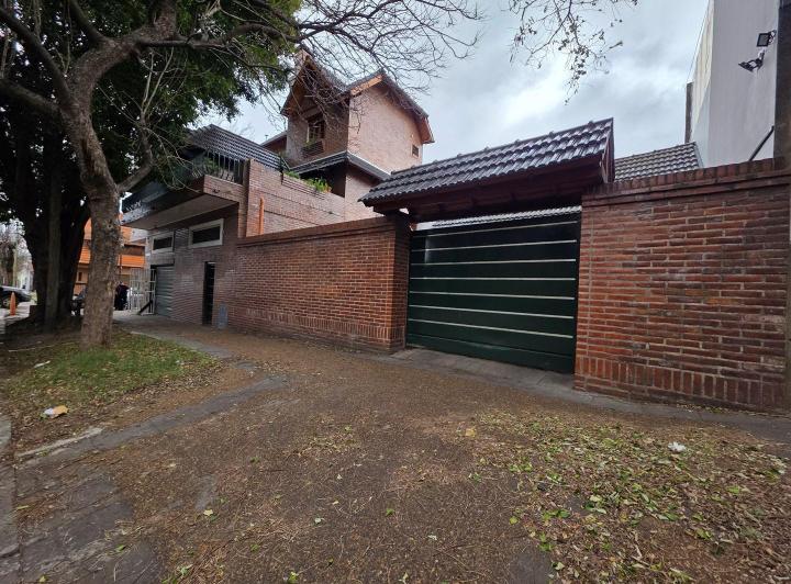 Casa · 240m² · 5 Ambientes · 4 Cocheras