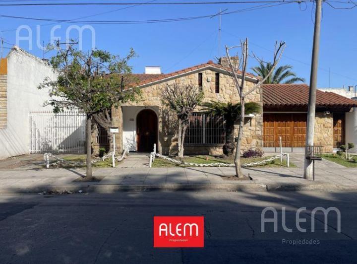 Casa · 300m² · 4 Ambientes · 2 Cocheras