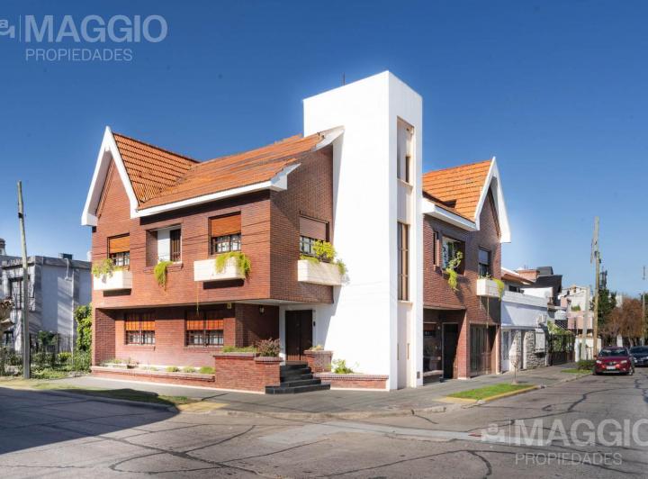 Casa · 400m² · 6 Ambientes · 2 Cocheras