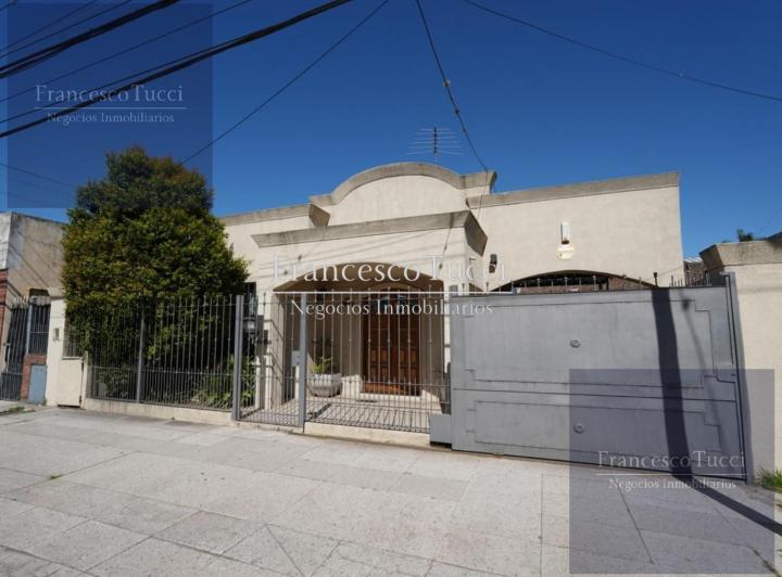 Casa · 220m² · 3 Ambientes · 4 Cocheras