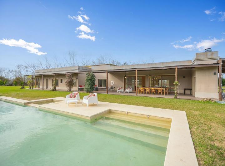 Casa · 248m² · 7 Ambientes · 4 Cocheras