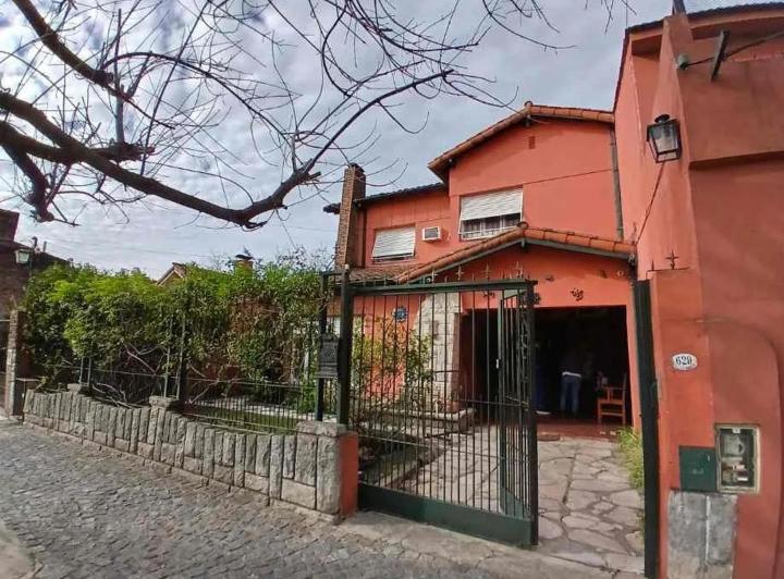 Casa · 220m² · 4 Ambientes · 2 Cocheras