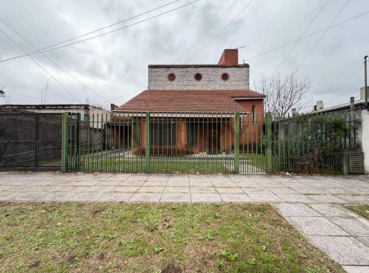 Casa · 200m² · 3 Ambientes · 2 Cocheras