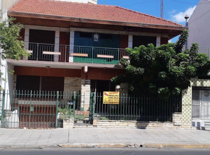 Casa · 230m² · 4 Ambientes · 1 Cochera