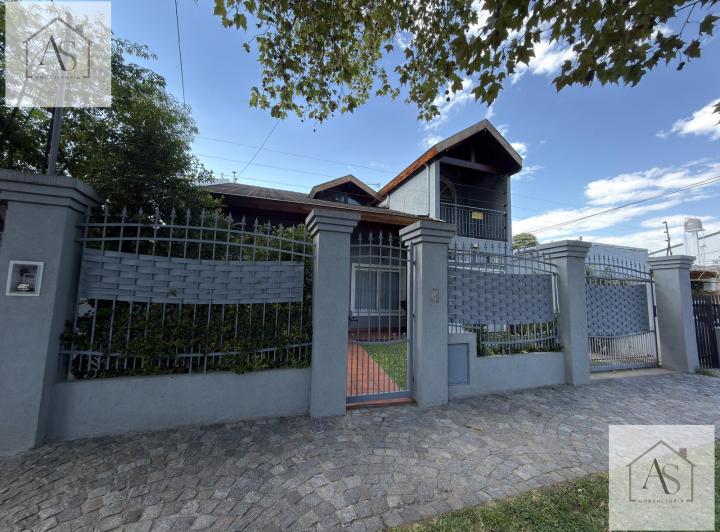 Casa · 180m² · 4 Ambientes · 2 Cocheras