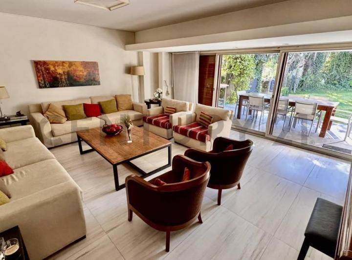 Casa · 409m² · 6 Ambientes · 2 Cocheras