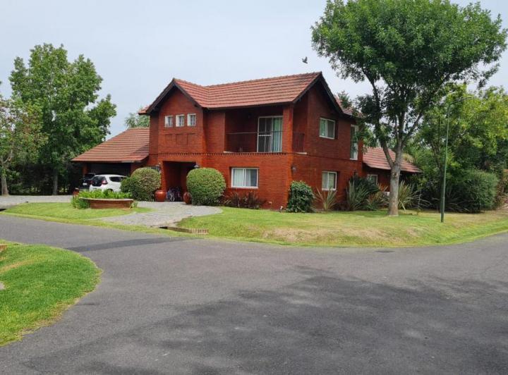 Casa · 360m² · 5 Dormitorios · 2 Cocheras