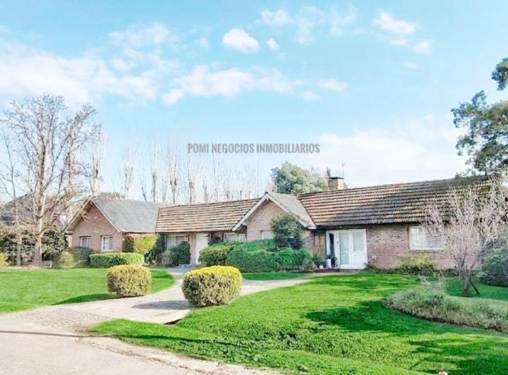 Casa · 220m² · 5 Ambientes · 5 Cocheras
