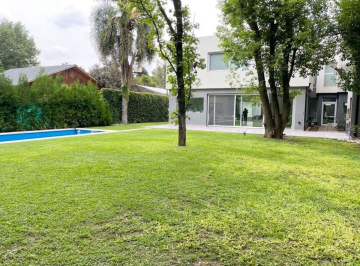 Casa · 296m² · 5 Ambientes · 3 Cocheras