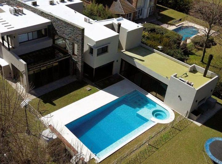 Casa · 389m² · 6 Ambientes · 2 Cocheras