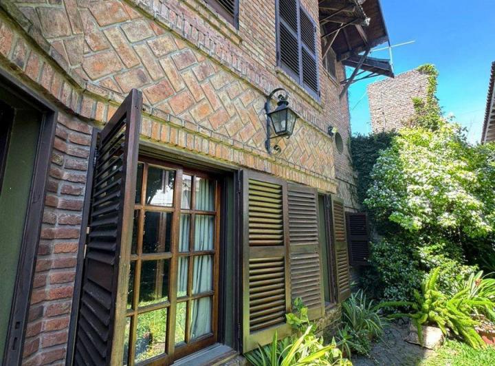Casa · 210m² · 5 Ambientes · 1 Cochera