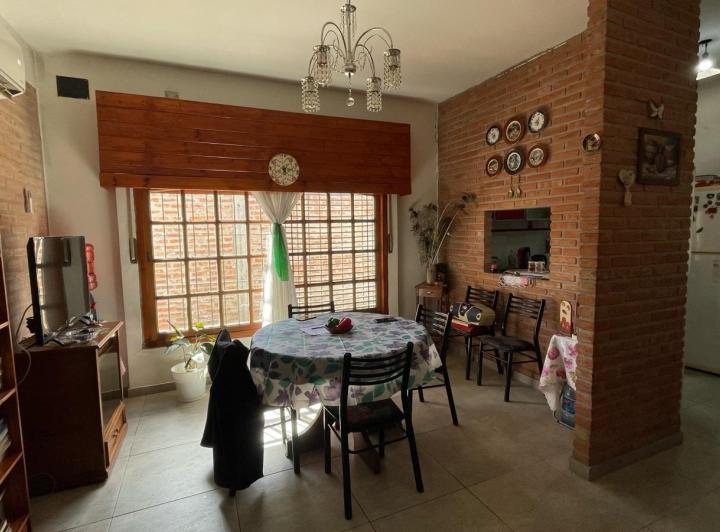 Casa · 140m² · 6 Ambientes · 2 Cocheras