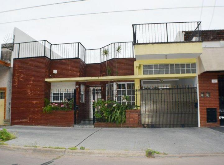 Casa · 140m² · 4 Ambientes · 2 Cocheras