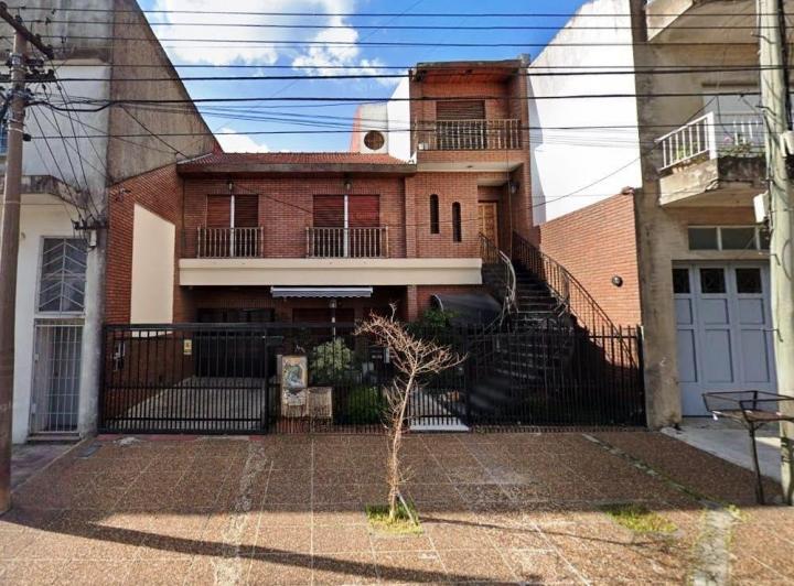 Casa · 379m² · 9 Ambientes · 1 Cochera