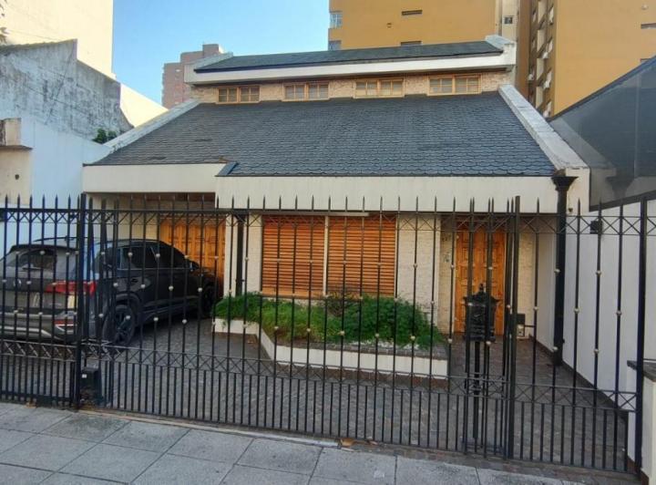 Casa · 200m² · 3 Ambientes · 2 Cocheras