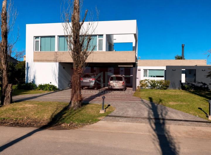 Casa · 335m² · 7 Dormitorios · 2 Cocheras