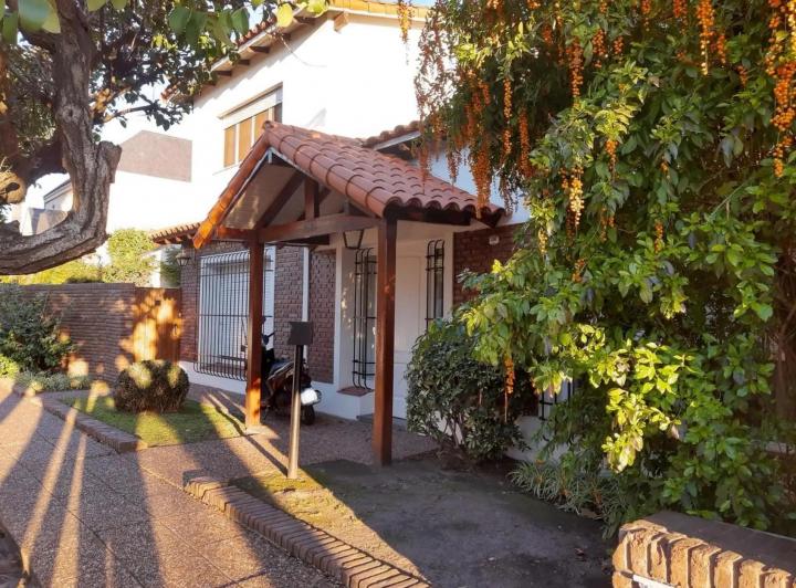 Casa · 250m² · 5 Ambientes · 6 Cocheras