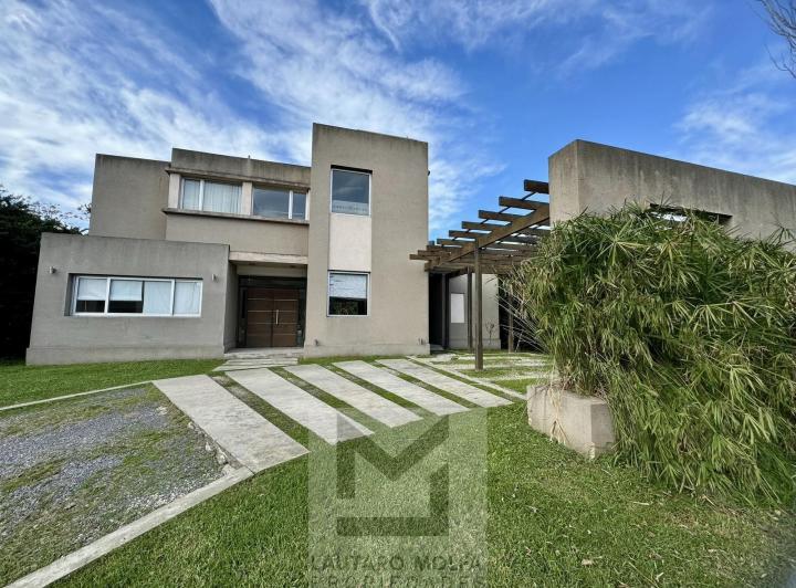 Casa · 225m² · 5 Ambientes · 2 Cocheras