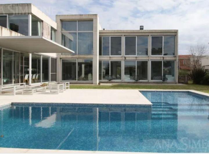 Casa · 434m² · 6 Ambientes · 4 Cocheras