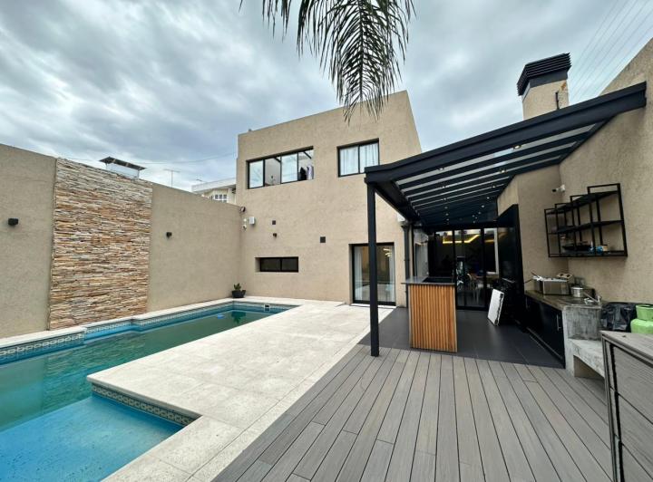 Casa · 190m² · 4 Ambientes · 2 Cocheras