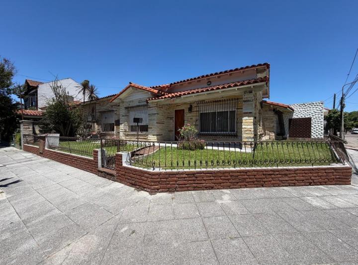 Casa · 200m² · 4 Ambientes · 2 Cocheras