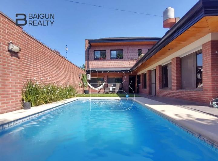 Casa · 303m² · 5 Ambientes · 3 Cocheras