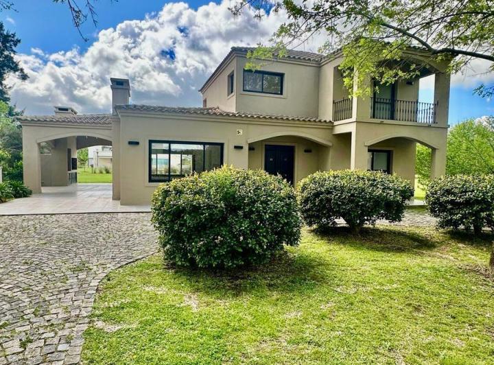 Casa · 1261m² · 6 Ambientes · 2 Cocheras