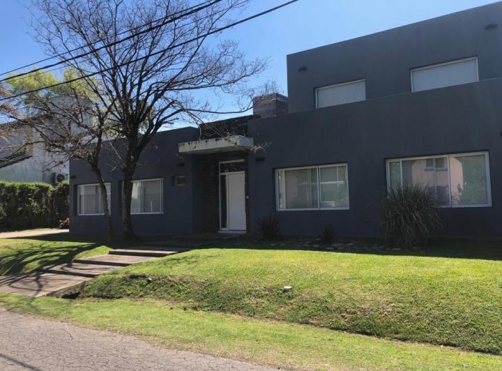 Casa · 240m² · 6 Ambientes · 1 Cochera