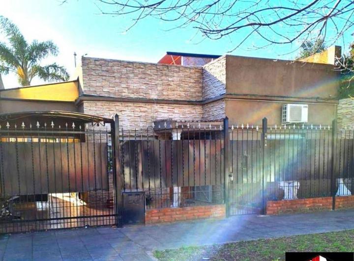 Casa · 250m² · 4 Ambientes · 2 Cocheras