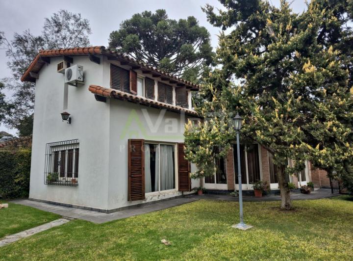 Casa · 230m² · 4 Ambientes · 1 Cochera