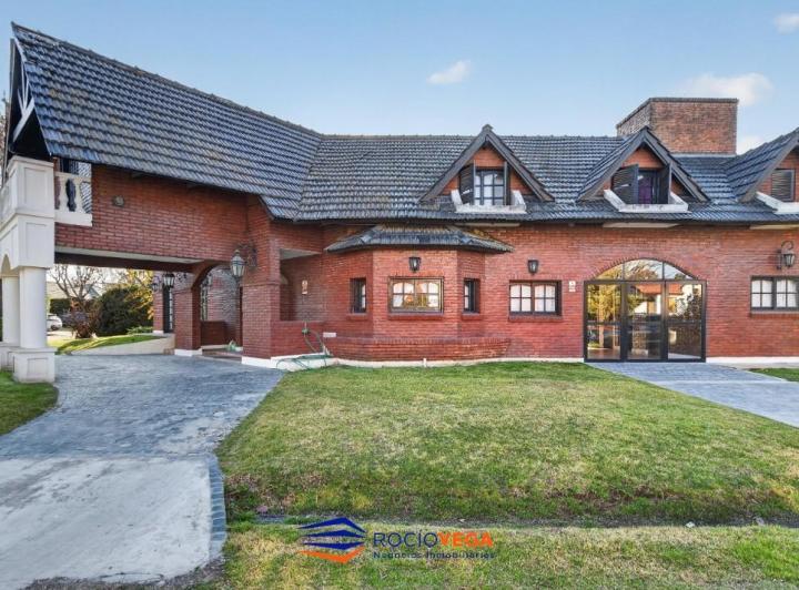 Casa · 309m² · 6 Ambientes · 4 Cocheras