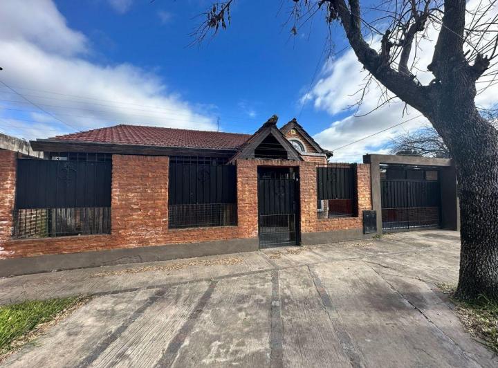 Casa · 180m² · 5 Ambientes · 2 Cocheras