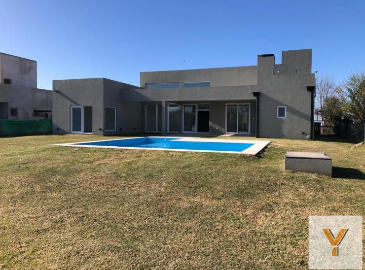 Casa · 220m² · 4 Ambientes · 2 Cocheras