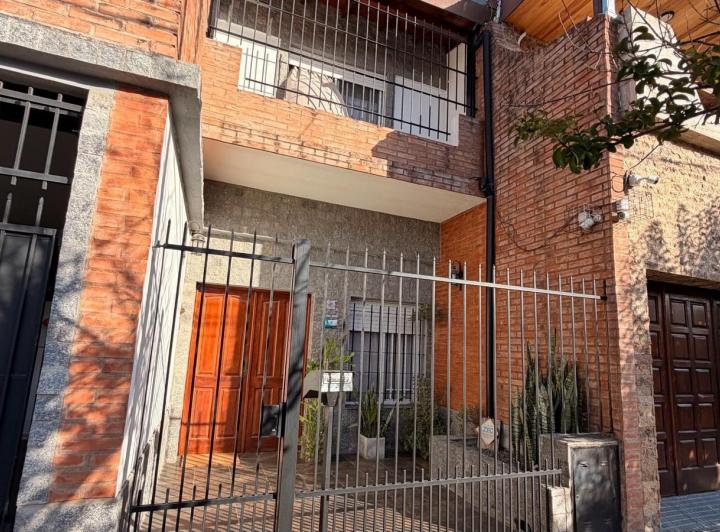 Casa · 220m² · 4 Ambientes · 2 Cocheras