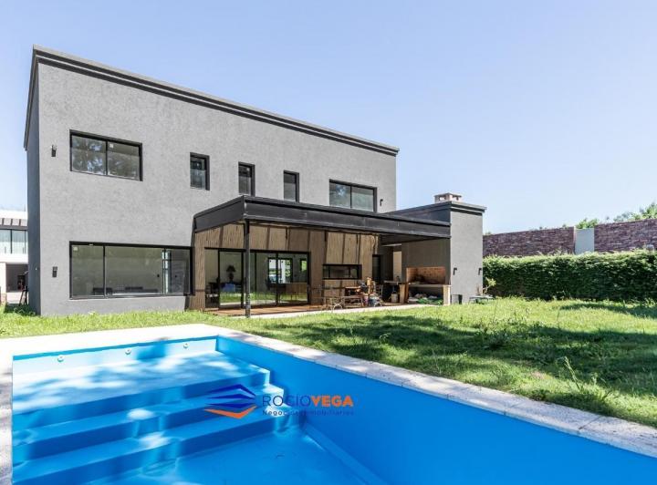 Casa · 208m² · 4 Ambientes · 1 Cochera
