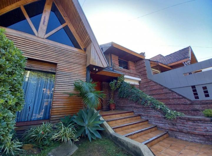Casa · 380m² · 6 Ambientes · 3 Cocheras