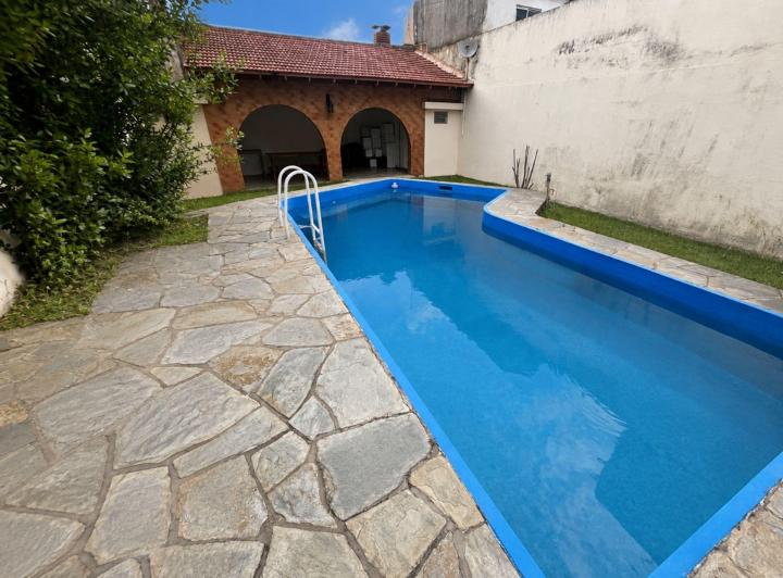 Casa · 180m² · 4 Ambientes · 2 Cocheras