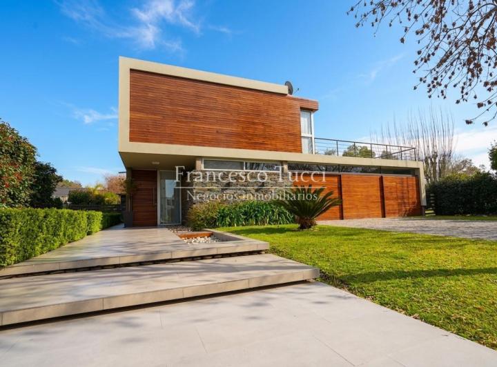 Casa · 330m² · 6 Ambientes · 6 Cocheras
