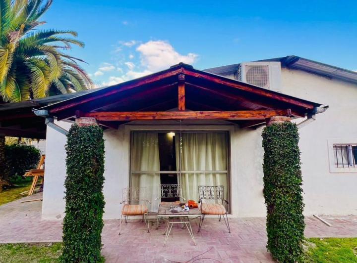 Casa · 680m² · 4 Ambientes · 5 Cocheras