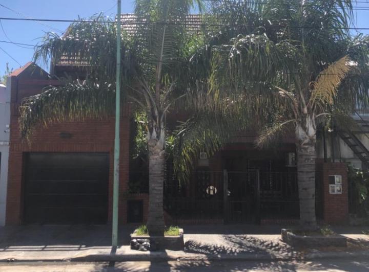 Casa · 240m² · 4 Ambientes · 1 Cochera