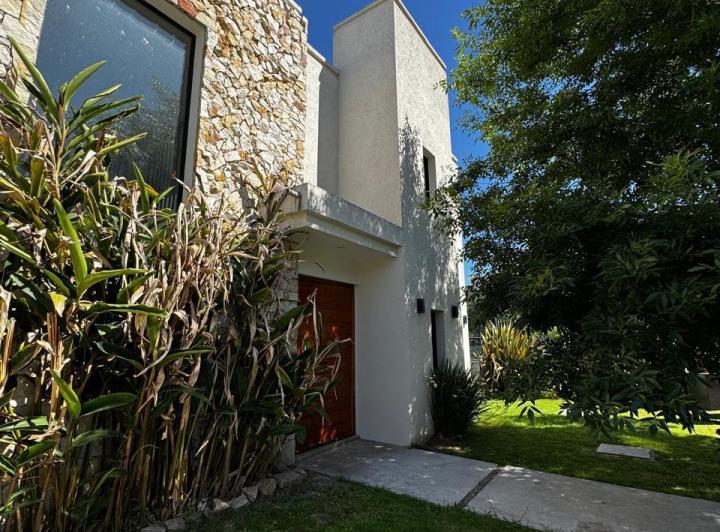 Casa · 280m² · 3 Dormitorios · 2 Cocheras
