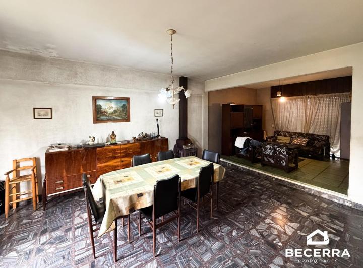 Casa · 395m² · 2 Ambientes · 1 Cochera