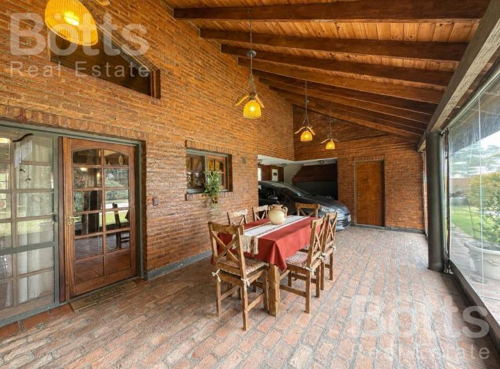 Casa · 190m² · 4 Ambientes · 5 Cocheras