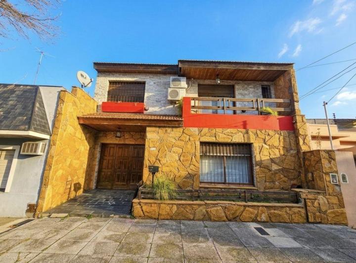 Casa · 180m² · 5 Ambientes · 1 Cochera