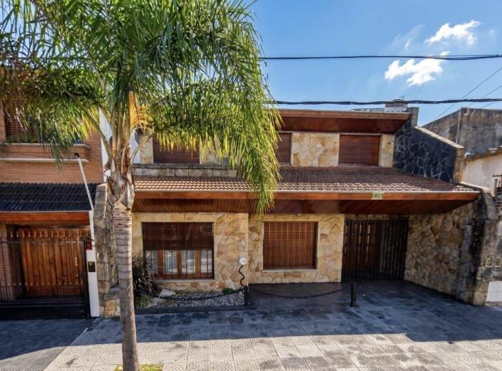 Casa · 200m² · 4 Ambientes · 1 Cochera