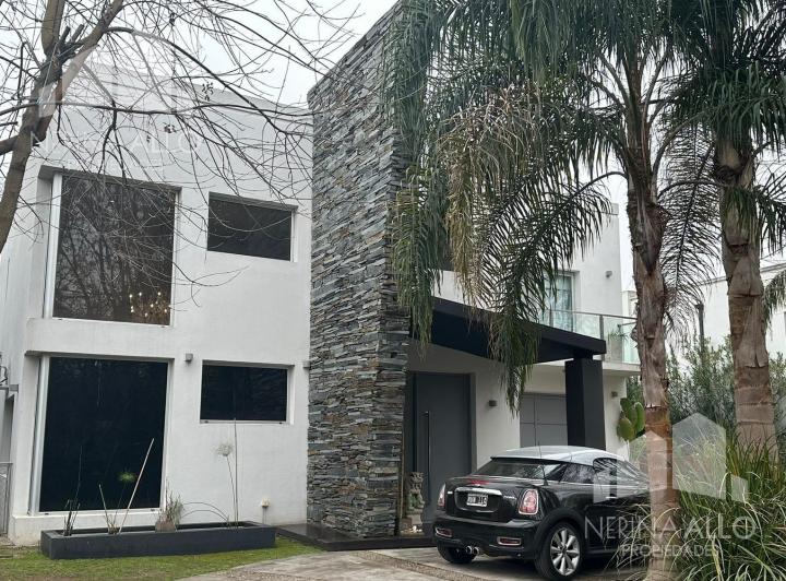 Casa · 240m² · 4 Ambientes · 3 Cocheras
