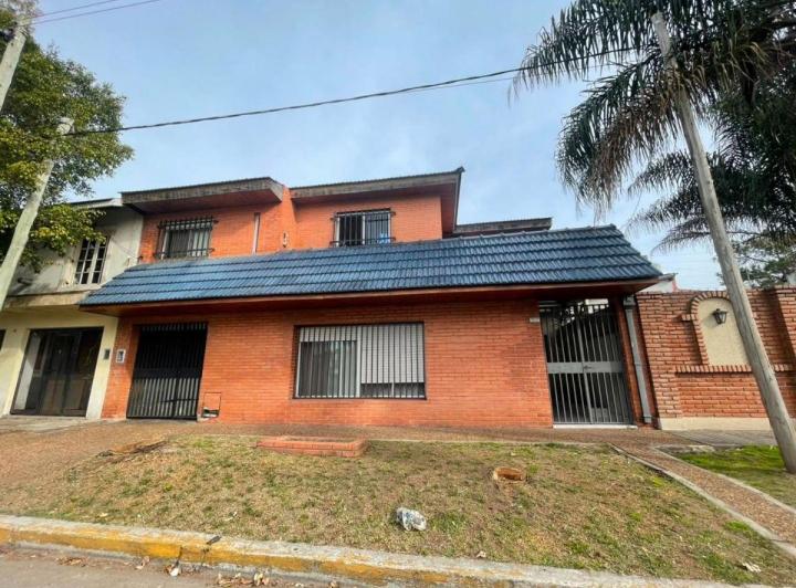 Casa · 213m² · 5 Ambientes · 2 Cocheras