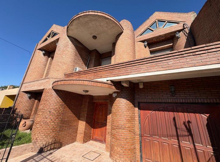 Casa · 200m² · 6 Ambientes · 3 Cocheras